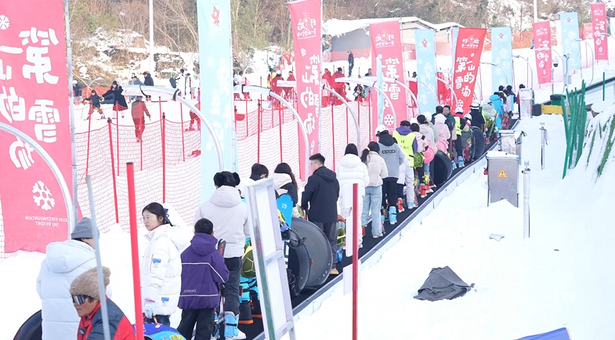 冰雪“熱引擎”驅動消費升級 盱眙滑雪經濟迎“黃金季”3.png